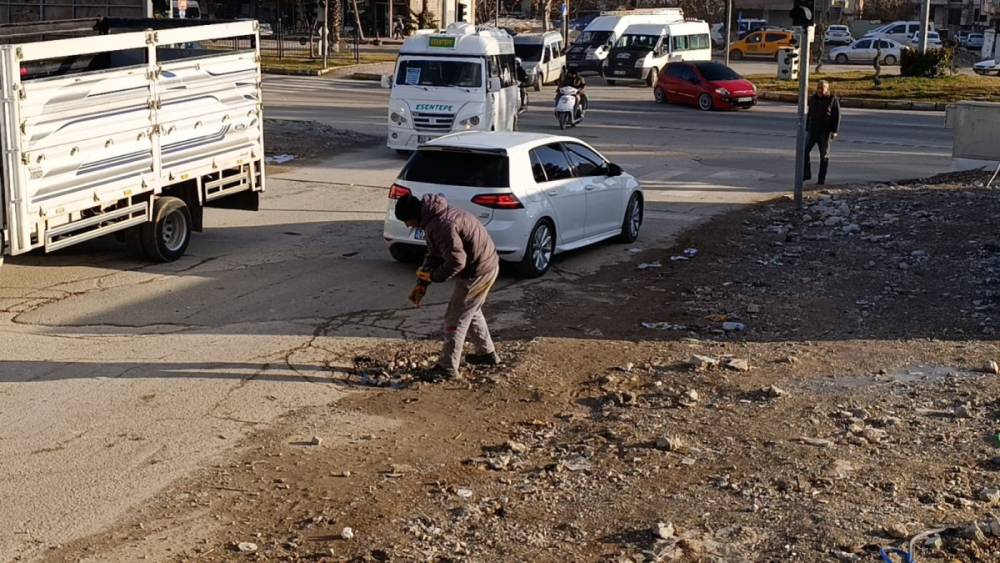 Vatandaş karayolları ve belediyeden ümidi kesti: 'Adıyaman'da Çukur Kapatma Seferberliği'  - Videolu Haber